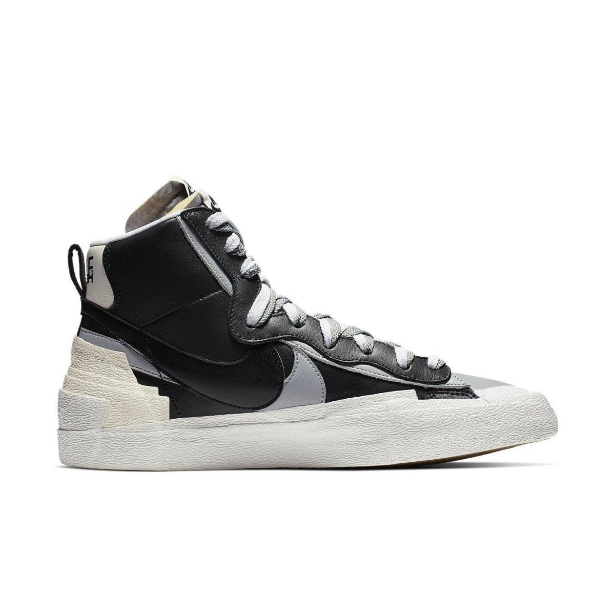 Nike Blazer Mid sacai Black Grey sneaker with deconstructed design, ideal for fall and winter fashion.