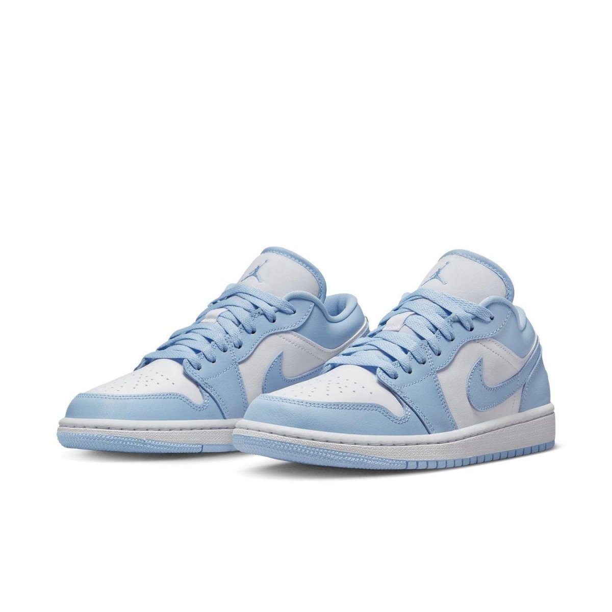 Jordan 1 Low Aluminum (W) sneakers in white and blue, featuring classic design and perforated toe for ventilation.