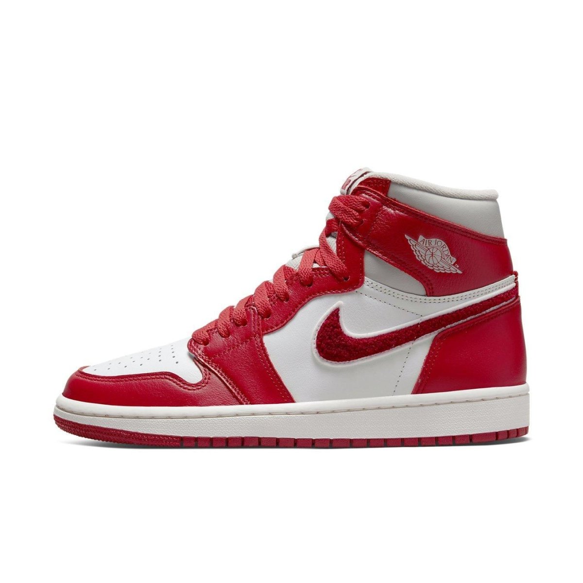 Jordan 1 Retro High OG Varsity Red women’s sneakers, featuring premium leather and red suede Swoosh detail.