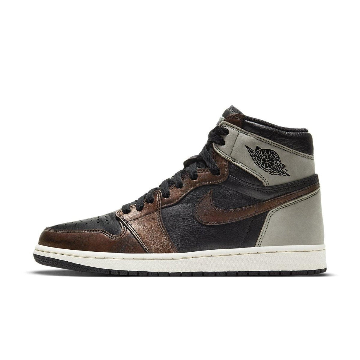 L'Air Jordan 1 Retro High Patina con finitura in bronzo anticato e tomaia in pelle nera e nabuk grigio.