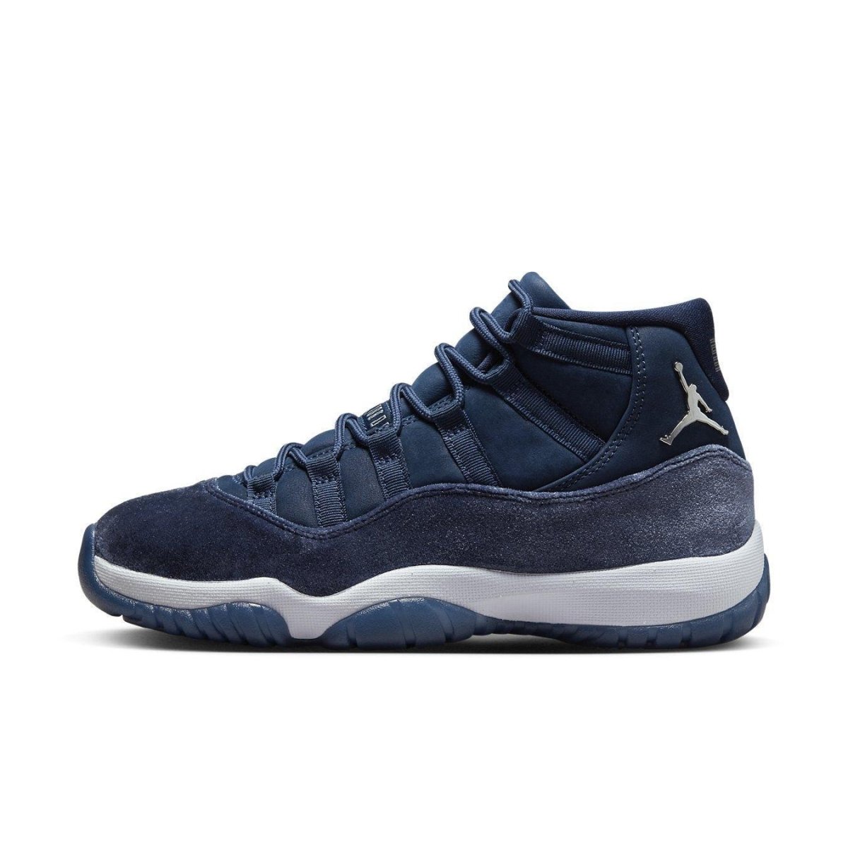 Air Jordan 11 Retro Midnight Navy Women's basketball shoes featuring premium velvet and nubuck material.