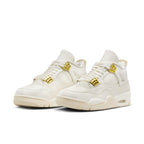 Le Air Jordan 4 Retro Metallic Gold da donna in pelle bianca con dettagli oro per un look elegante.