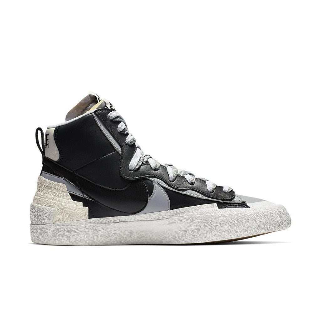 Nike Blazer Mid sacai Black Grey sneaker with deconstructed design, ideal for fall and winter fashion.