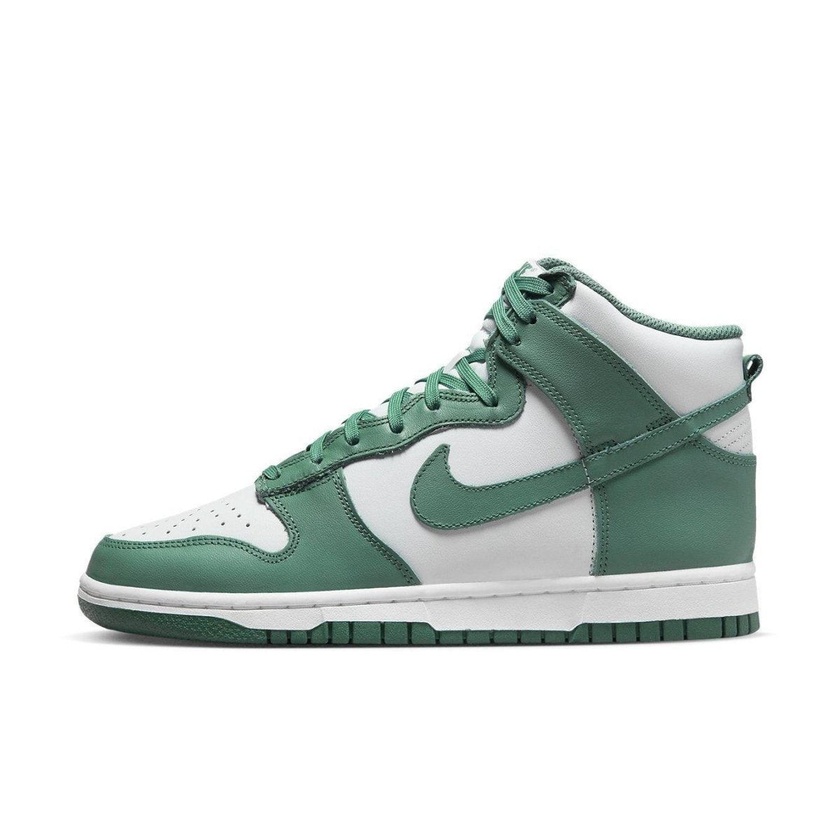 Nike Dunk High Bicoastal for women in Pure Platinum with emerald green overlays, showcasing a classic basketball-inspired design.