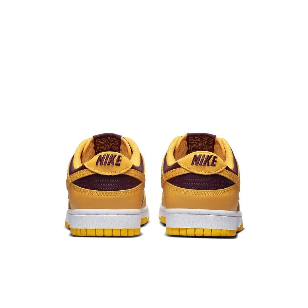 Retro della Nike Dunk Low Arizona State, con dettagli bianchi, giallo oro e bordeaux.