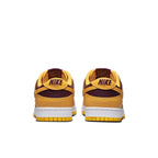 Retro della Nike Dunk Low Arizona State, con dettagli bianchi, giallo oro e bordeaux.