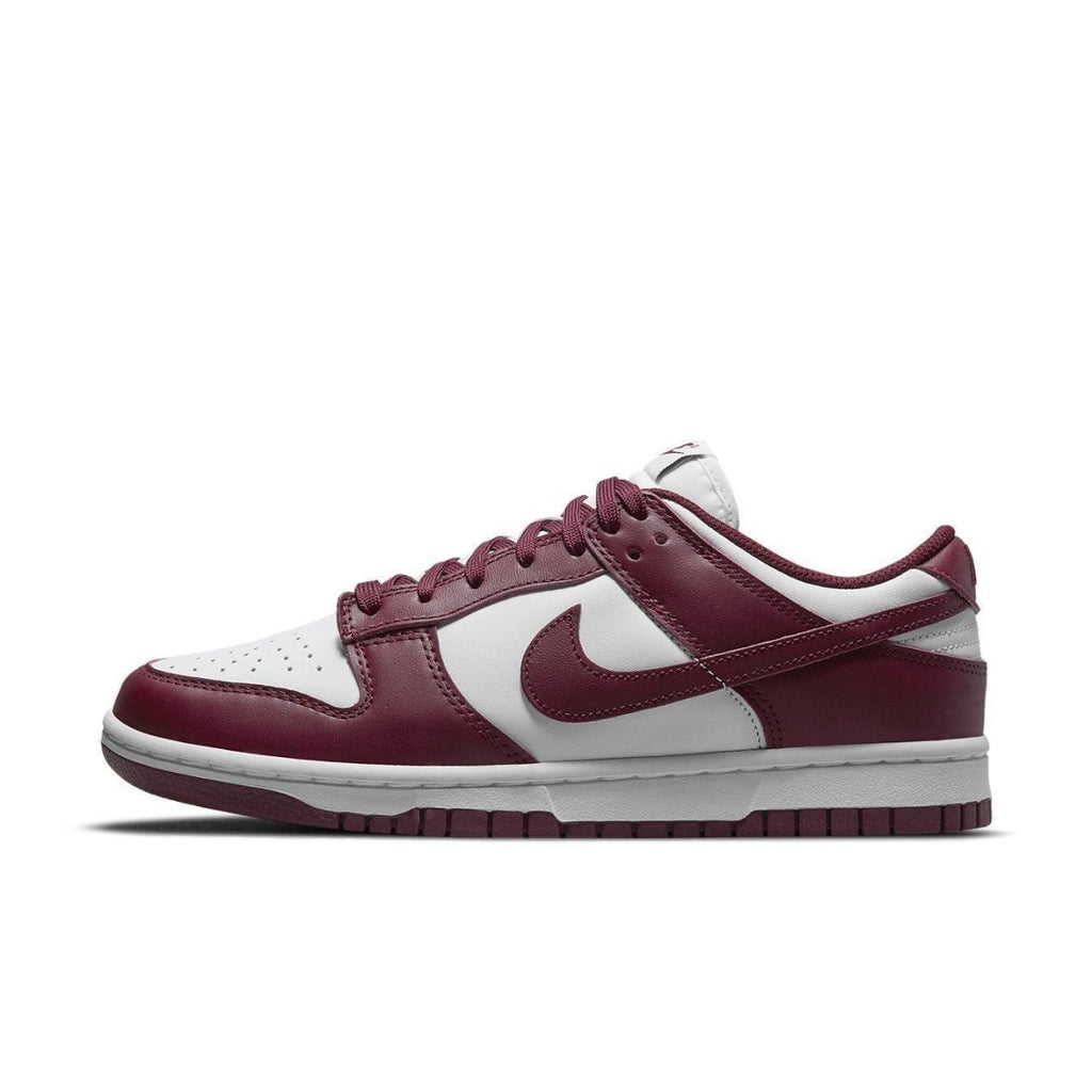 Nike Dunk Low Bordeaux (W) sneaker in smooth leather with white panels and iconic Swoosh logo.