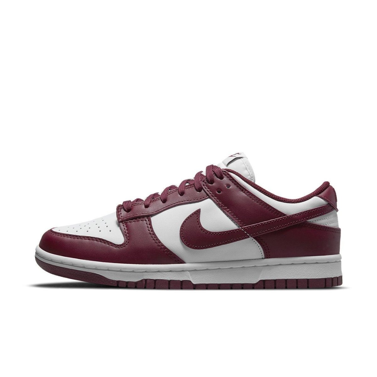 Nike Dunk Low Bordeaux (W) sneaker in smooth leather with white panels and iconic Swoosh logo.