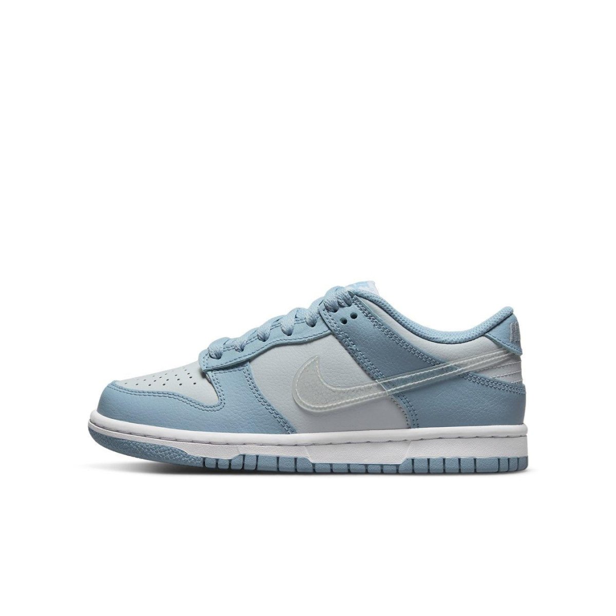 Nike Dunk Low Clear Blue Swoosh GS sneaker in light blue, perfect for winter and summer styles.