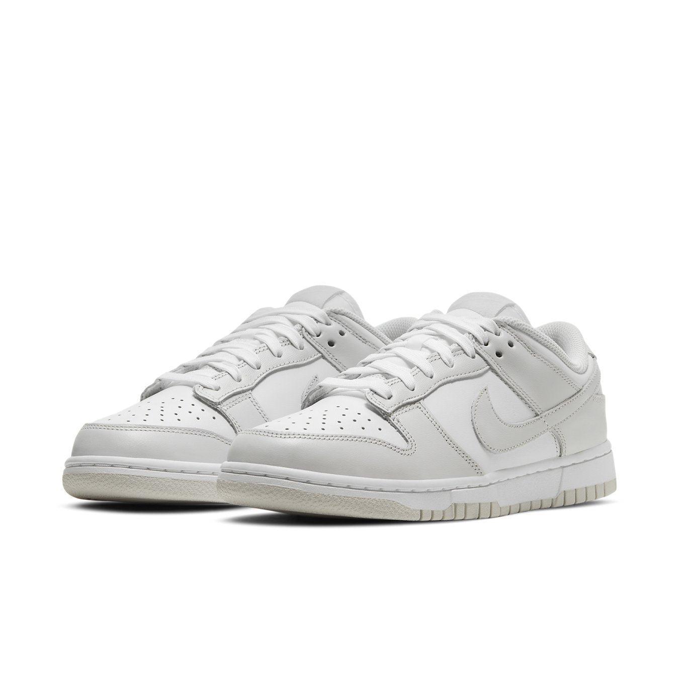Nike Dunk Low Photon Dust women's sneakers in gray and white, featuring classic design for sport and streetwear.