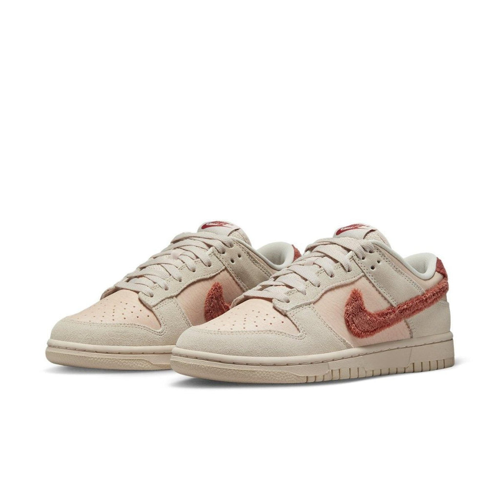 Nike Dunk Low Terry Swoosh da donna in tonalità sabbia con Swoosh in spugna color terracotta.