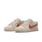 Nike Dunk Low Terry Swoosh da donna in tonalità sabbia con Swoosh in spugna color terracotta.
