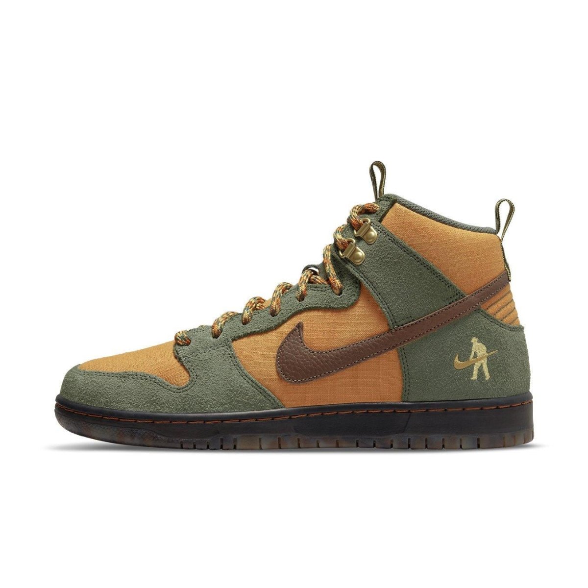 Nike SB Dunk High Pass~Port Work Boots in earthy tones with robust design and hiking-inspired details.