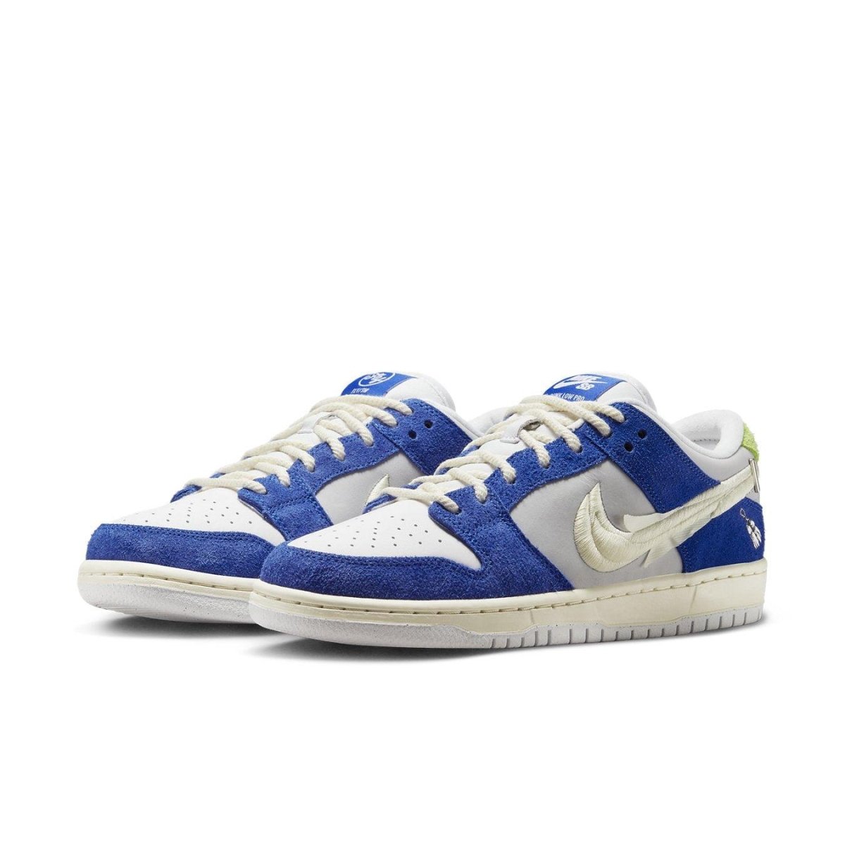 Nike SB Dunk Low Pro Fly Streetwear in blue suede and white leather, inspired by Shanghai's street culture.